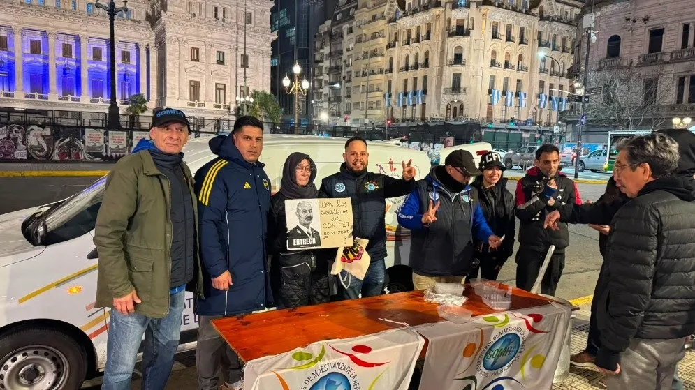 Un plato caliente frente al Obelisco: SOMRA acompañó a jubilados y a la comunidad científica